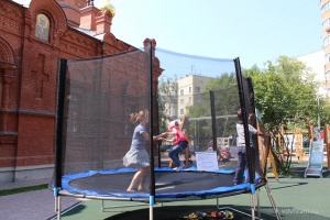 На детской площадке храма при штабе ВДВ появился батут!