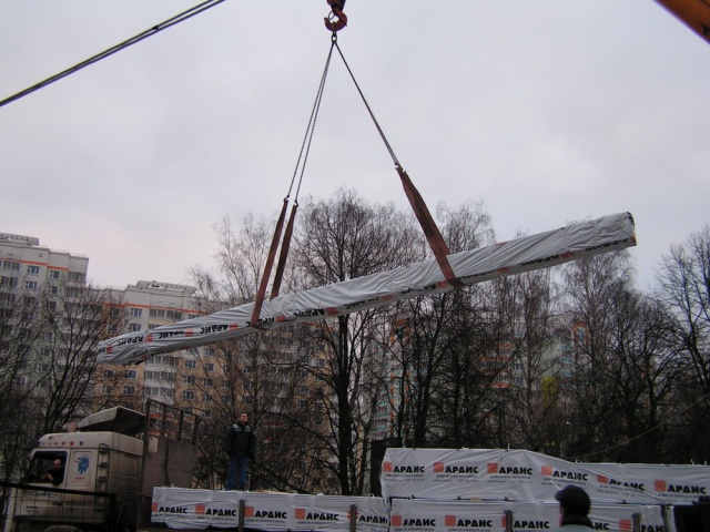 На участок строительства храма св. равноапостольного Владимира привезли деревянный храм в разобранном виде