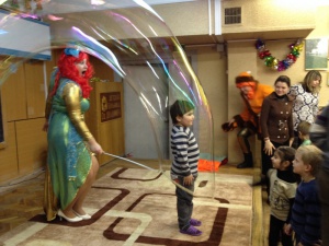 Прихожане трех храмов ВАО устроили праздник для маленьких пациентов больницы св. Владимира