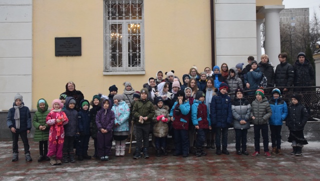 Храм Зосимы и Савватия посетили учащиеся школы «Ретро»