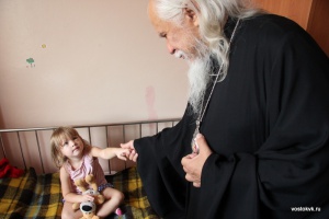 Епископ Пантелеимон посетил детскую больницу св. Владимира