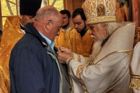 В день престольного праздника храма св. воина Федора Ушакова владыка Пантелеимон вручил награды наиболее активным прихожанам