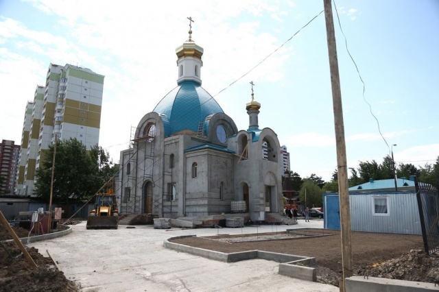 На Салтыковской приступили к благоустройству территории около строящегося храма