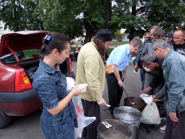 Храм Рождества Иоанна Предтечи в Сокольниках собирает теплые вещи для бездомных
