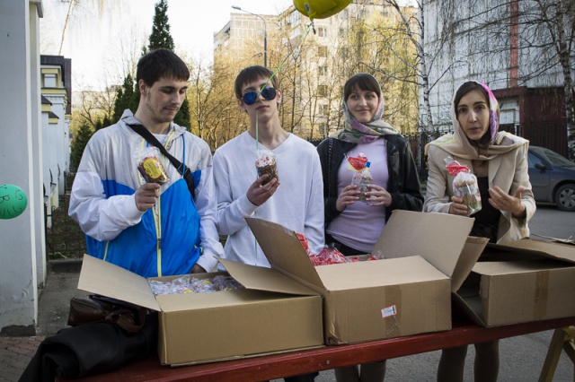 В Гольяново делились Пасхальными куличами с прохожими