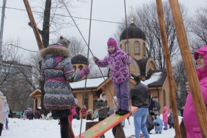 Ходули, хороводы, самовары и карусели радовали жителей Перовской улицы на Масленичном гулянии возле храма св князя Владимира