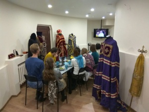 Молодежи клуба "Воскресение" рассказали о смысле и значении церковных облачений и наград