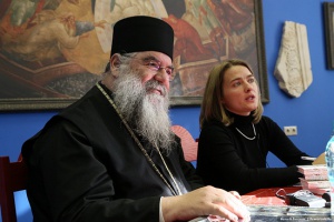 Митрополит Афанасий Лимасольский и переводчица Алевтина Вогина.