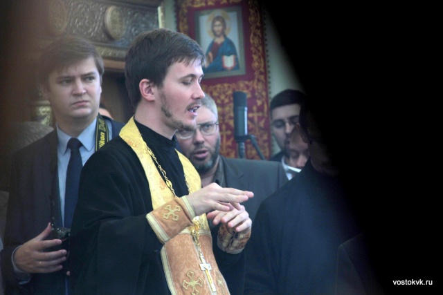 На Патриаршее богослужение в храм Всех святых, в земле Русской просиявших, в Новокосино приехали представители общин слабослышащих со всей России