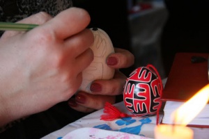 Красим яйца-писанки к Пасхе. Мастер-класс в фольклорно-этнографическом центре &laquo;Дербеневка&raquo;