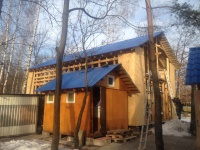 Здание воскресной школы при храме святого апостола Андрея Первозванного покрыли крышей