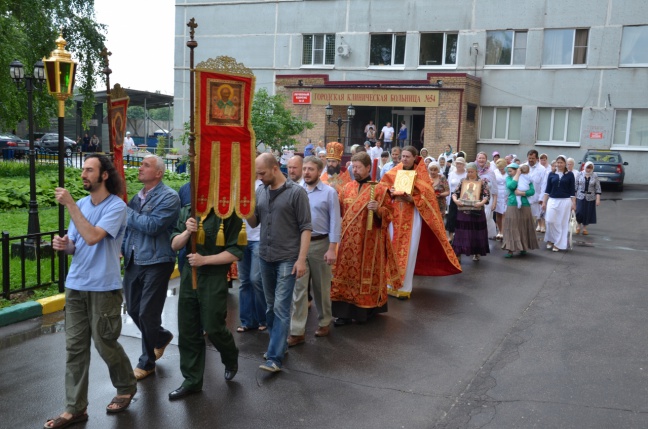 УПРАВЛЯЮЩИЙ ВОСТОЧНЫМ ВИКАРИАТСТВОМ ГОРОДА МОСКВЫ, ЕПИСКОП ОРЕХОВО-ЗУЕВСКИЙ ПАНТЕЛЕИМОН СОВЕРШИЛ ЛИТУРГИЮ В ДОМОВОМ ХРАМЕ СВЯТИТЕЛЯ ЛУКИ ВОЙНО-ЯСЕНЕЦКОГО ПРИ  ГОРОДСКОЙ КЛИНИЧЕСКОЙ БОЛЬНИЦЕ № 57
